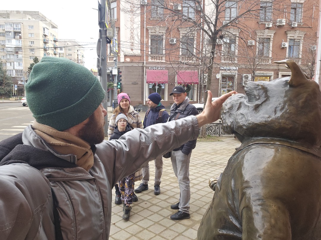 Экскурсия "Кинопоход: Краснодар" - это захватывающий пеший маршрут по местам съёмок фильмов в центре Краснодара. Происходило