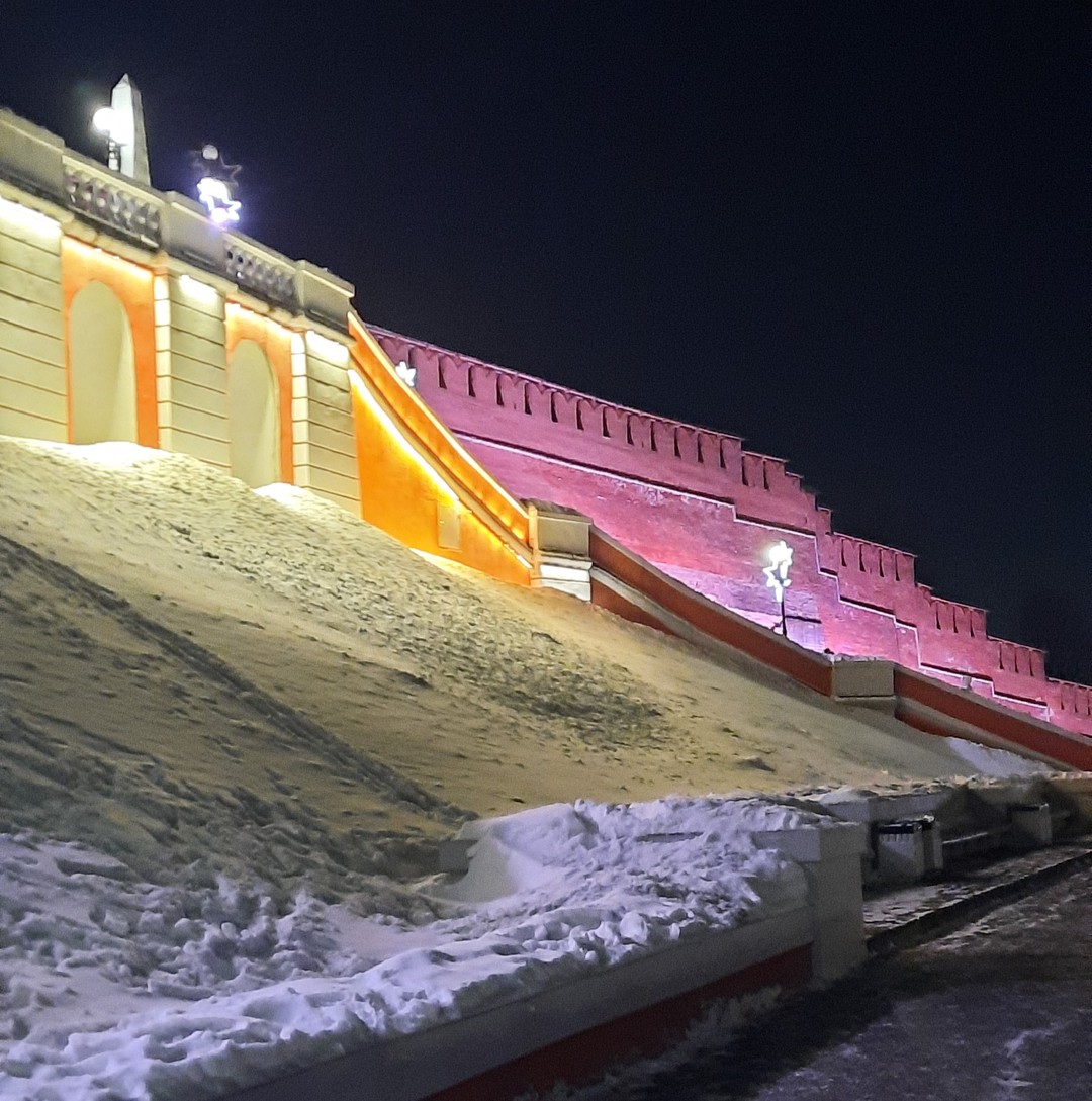 Экскурсия очень понравилась. Вечерний Нижний Новгород великолепен. Городские улицы украшенные новогодними огнями. Открыла для себя новые