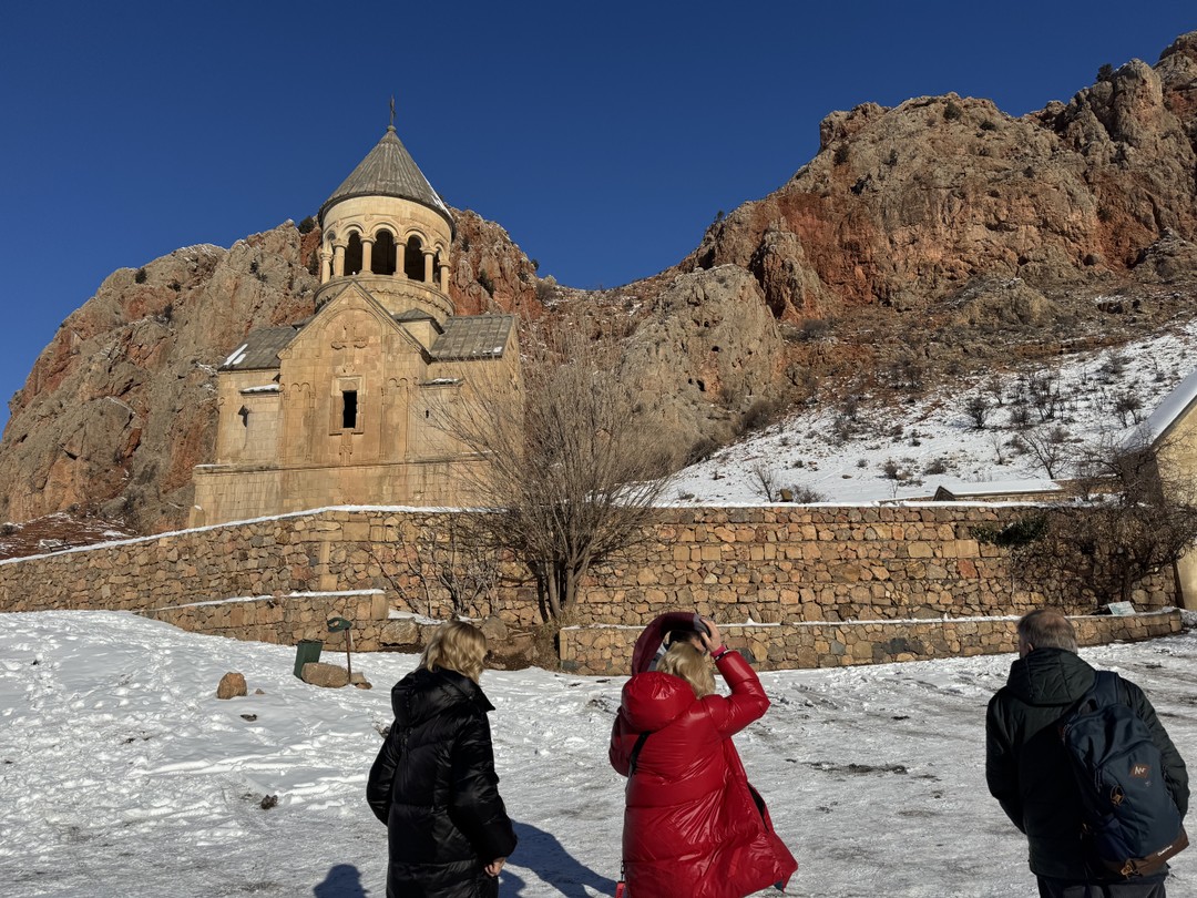 Экскурсия прошла замечательно, даже несмотря на прошедшие обильные снегопады, несколько осложнившие дорожную ситуацию в горах!