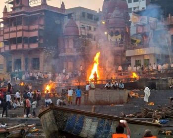 Переезд в Варанаси: храм Каши Вишванатх, гхаты, церемония на Ганге, фабрика шёлка