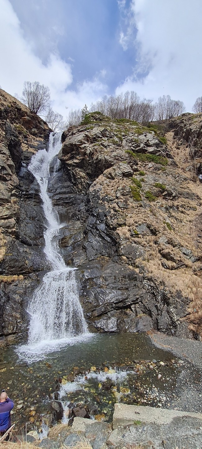 Интереснейший авторский маршрут Константина. Мы любовались ледяными горными водопадами, старинными культовыми сооружениями древних аланов, архаичными поселениями