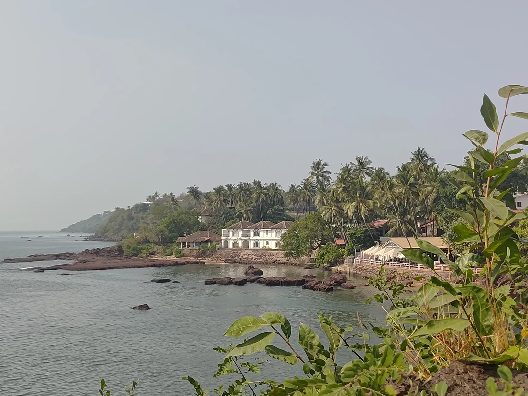 Елена отличный рассказчик и приятный собеседник. Экскурсия познавательная, с интересными подробностями от местного жителя)). Срвскм не