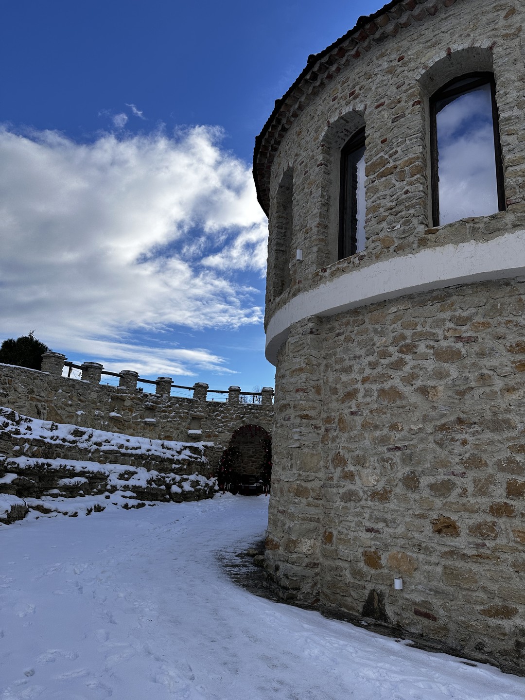 Гид разбирается в винах и виноделии, экскурсия интересная и динамичная, детям понравится (кафе, зоопарк, площадка)