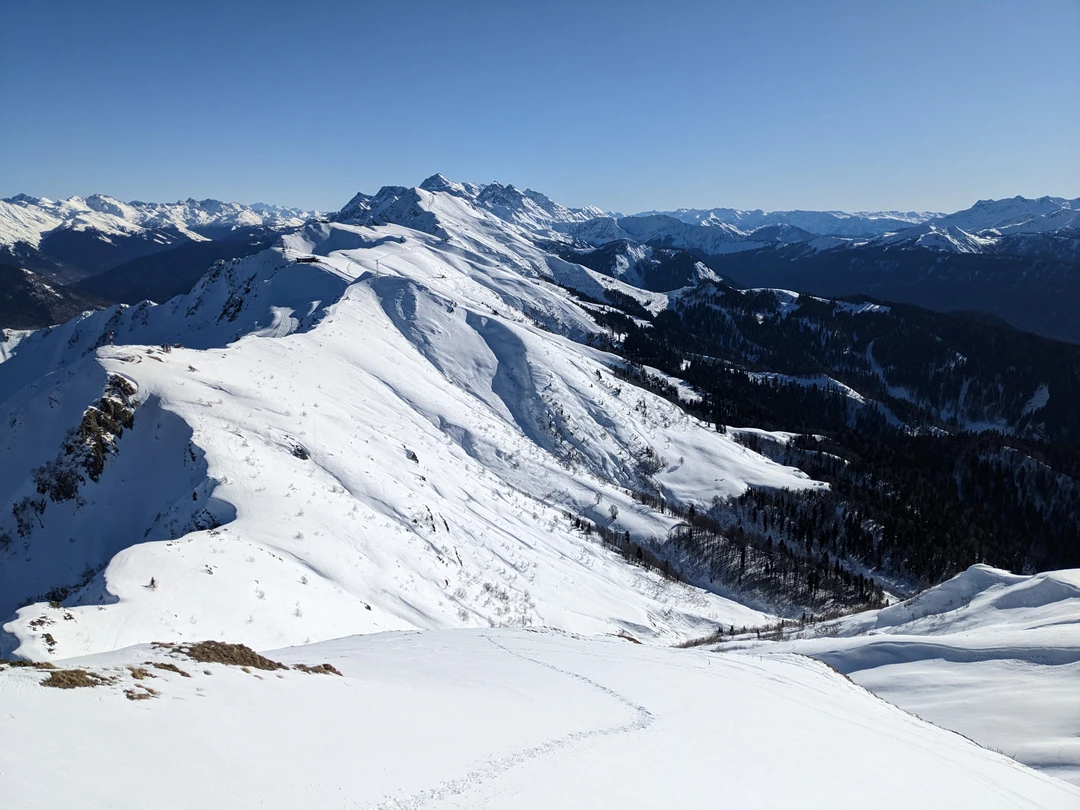 Великолепная прогулка с нагрузкой, безумно красиво, но моментами приходится отвлечься от пейзажа и сосредоточиться на том как и куда поставить ногу