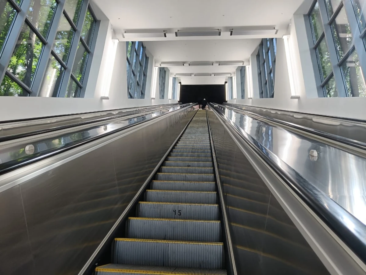 На Воробьёвы горы по эскалаторной галерее (11/12)