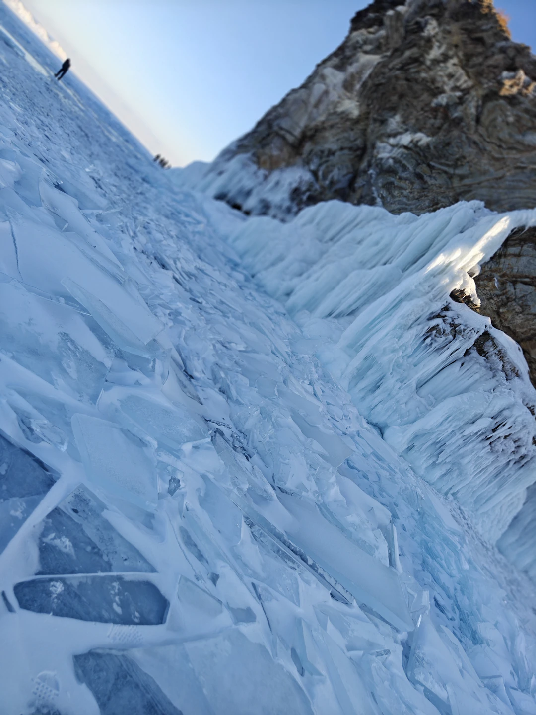 Василий, Елена и Алексей, наимощьнейщим СПАСИБО, за сегодняшнюю экскурсию 20.01.2026 года на Север о. Ольхон Благодарит