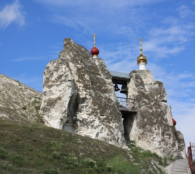 Дивногорье и Костомарово: легенды пещерных храмов