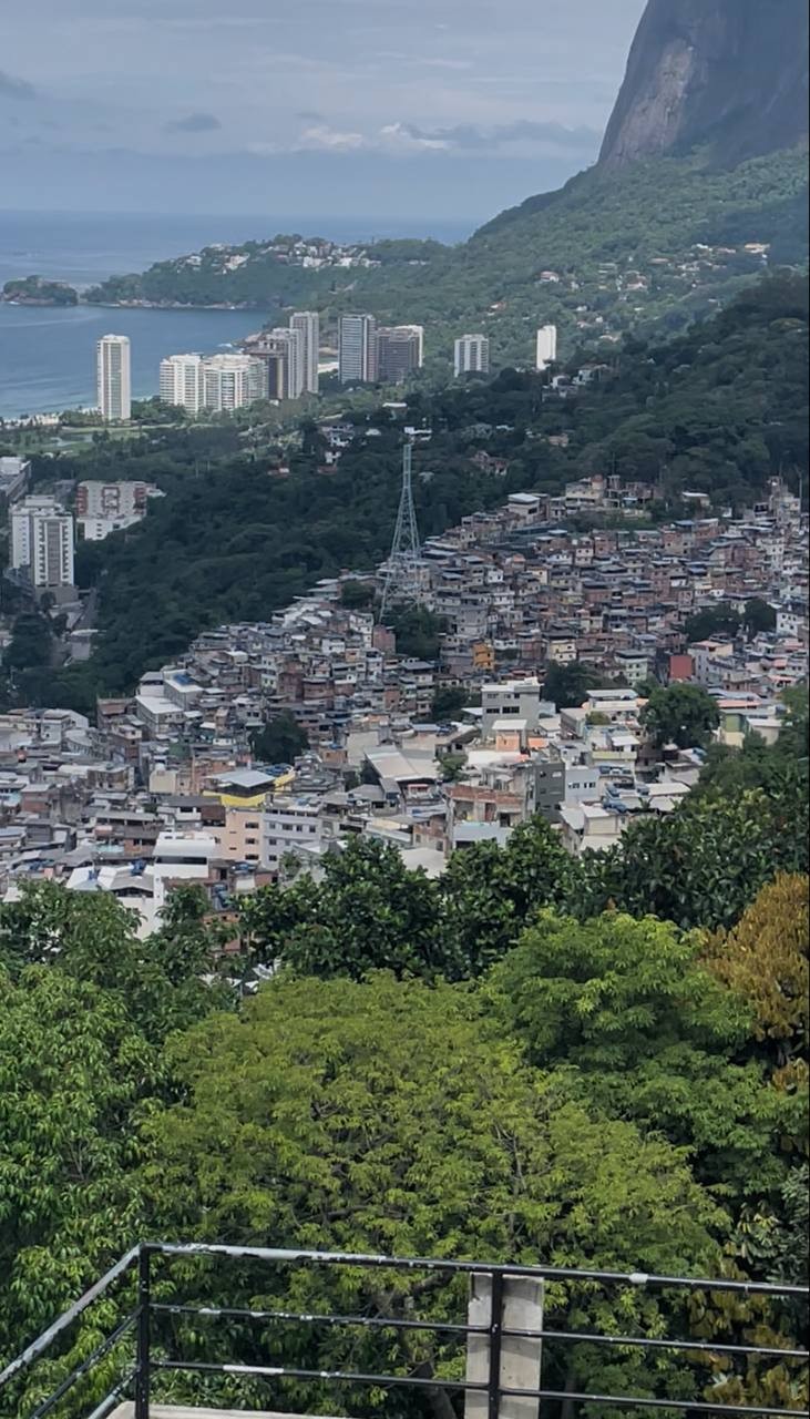 Очень рекомендую экскурсию в Росинью с Ниной. При встрече с первой минуты было такое чувство, что