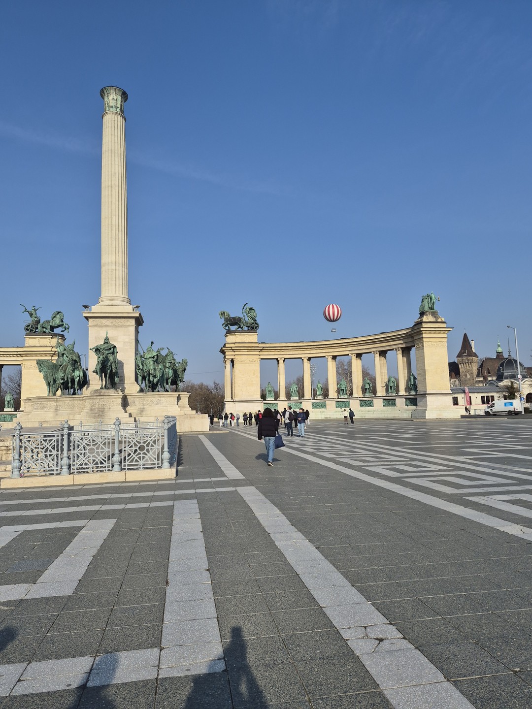 Экскурсия понравилась, Светлана отличный рассказчик, много знает, отвечала на вопросы. Показала интересные места, сориентировала где покушать