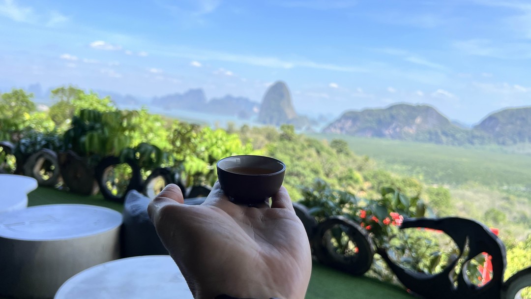 Замечательный день! Грамотно построенный маршрут: пляж с самолетами, 70-ти метровый водопад, смотровая площадка… Богдан приятный в