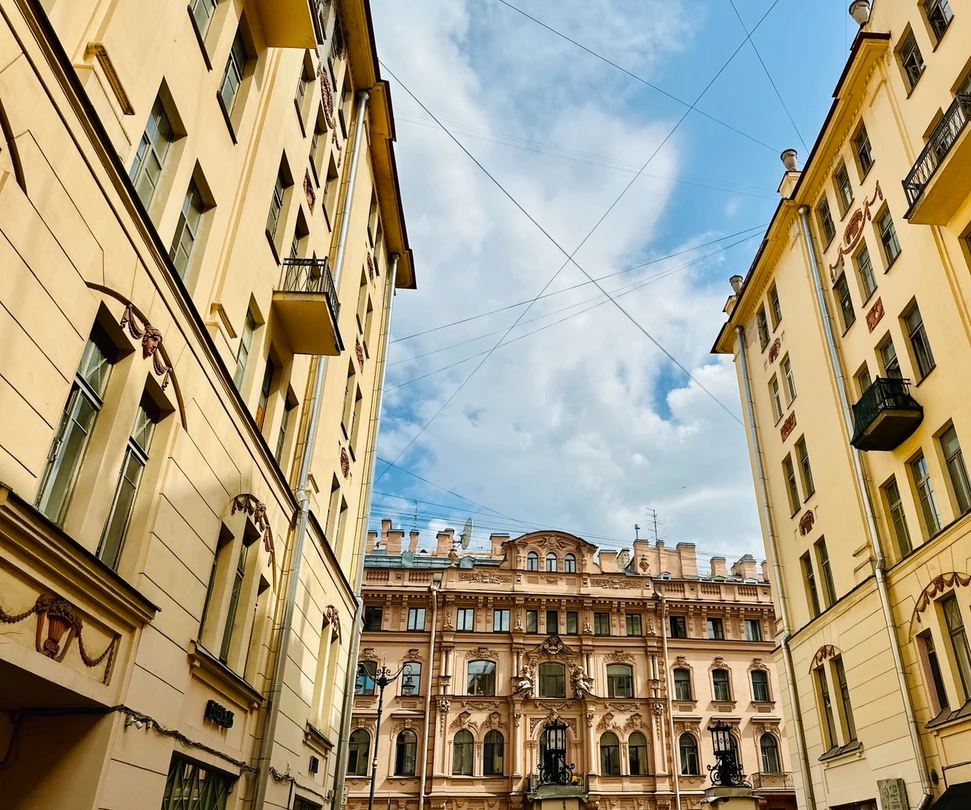 Очень интересная экскурсия, которая позволяет буквально попробовать вкус эпохи. То, как и где жил Довлатов, конечно,