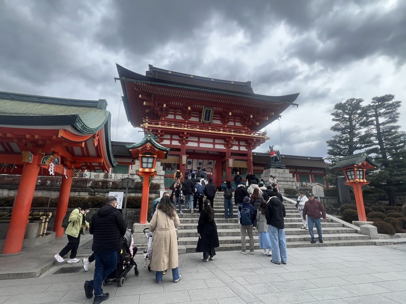 Экскурсовод Ольга проявила себя как знаток Японии и настоящий профессионал. Она на все дополнительные вопросы отвечала