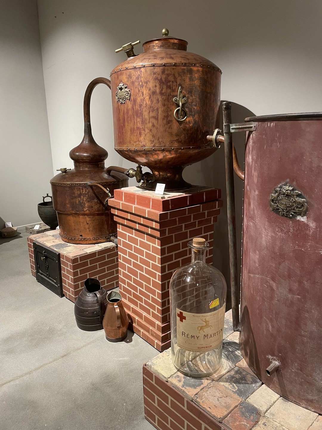 Наталья - ходячая энциклопедия, как темы виноделия, так и всего региона. Низкий поклон таким профессионалам, которые