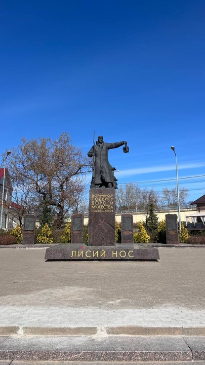 Погуляла по очаровательному курортному поселку Лисий Нос в сопровождении мобильного квеста и Хранителей тайны графа Орлова)