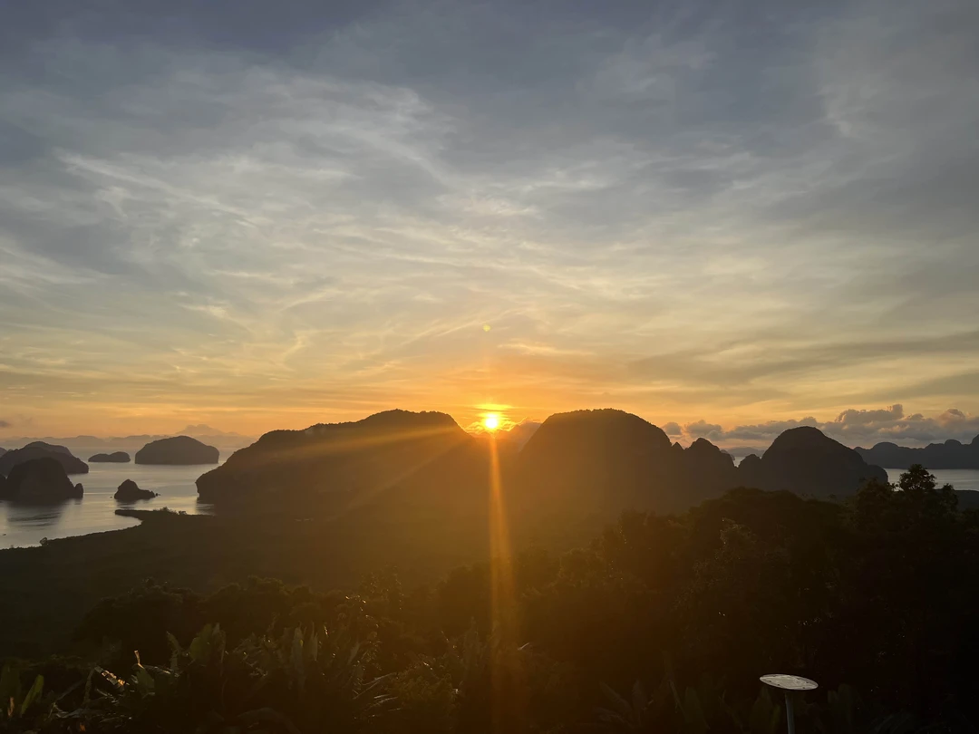 Экскурс провел Владислав, гид из команды Алексея. Приехал четко в оговоренное время! Рассвет встретили, самолеты половили,