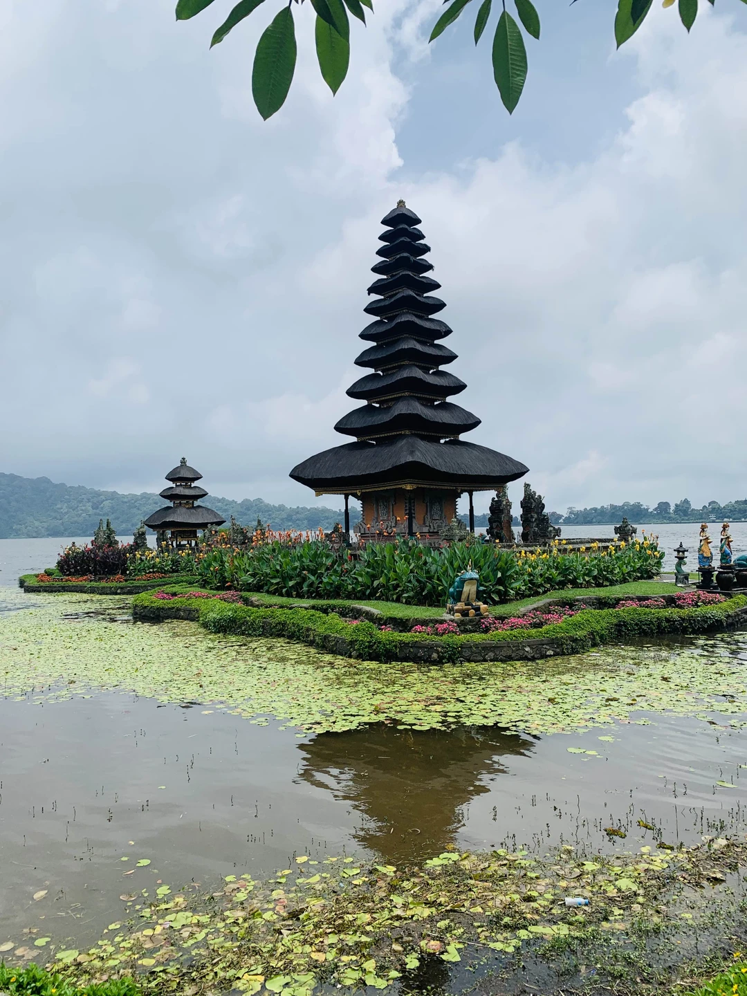 Красивые места, динамичный маршрут - от места до места на одном дыхании) Андрей отлично говорит и