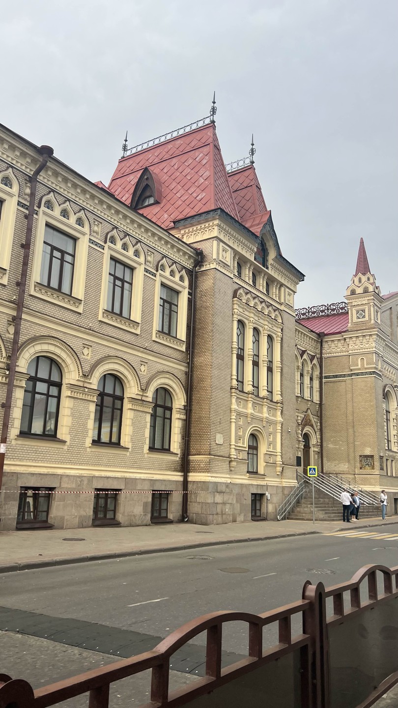 Экскурсию нам провела Ольга. Приятная в общении девушка, заведующая одним из музеев Рыбинска. Прогулялись по знаковым