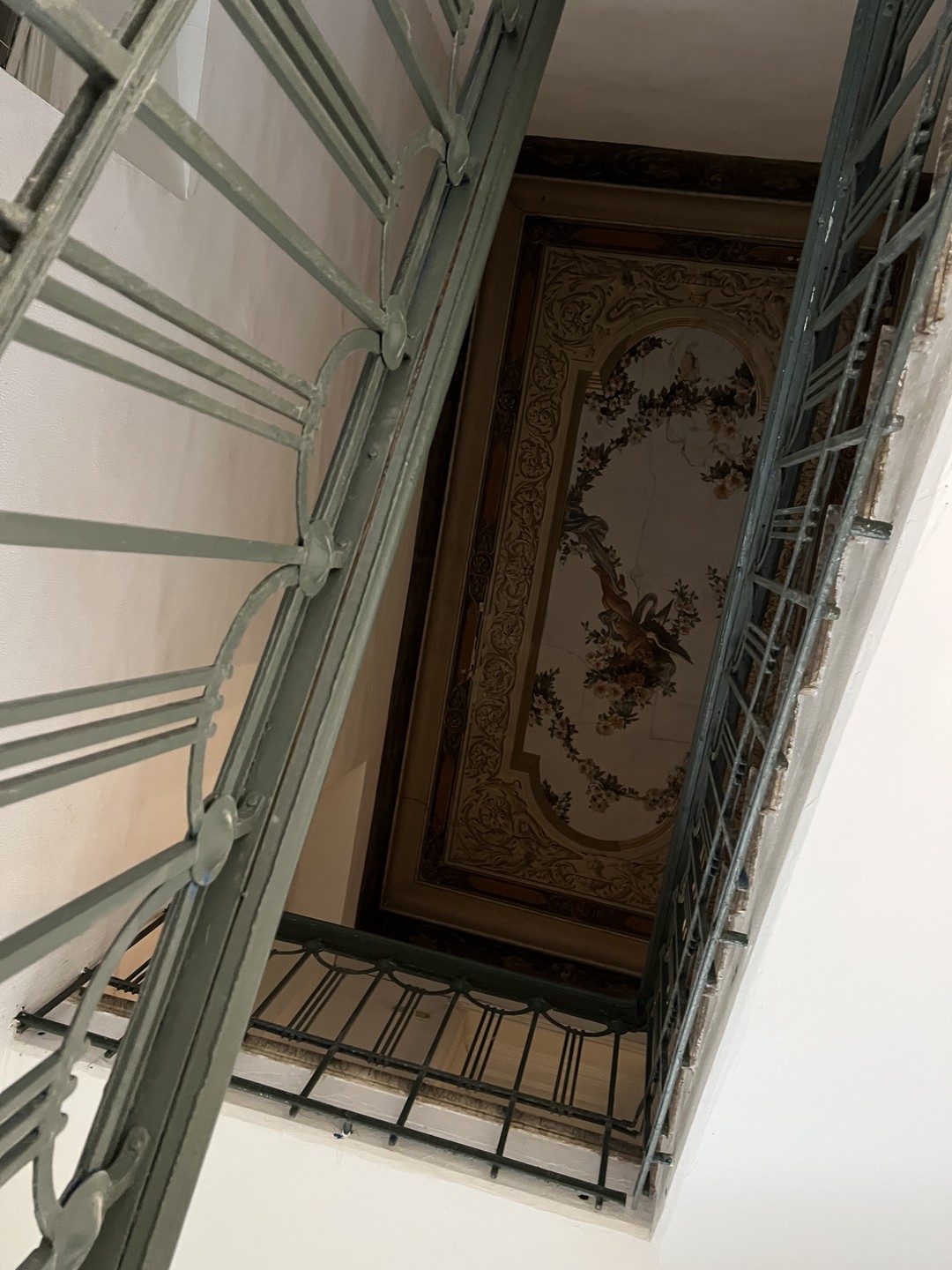 Экскурсия очень понравилась. Гид в легкой дружеской форме провел всю экскурсию. Было ощущение, что мы давние