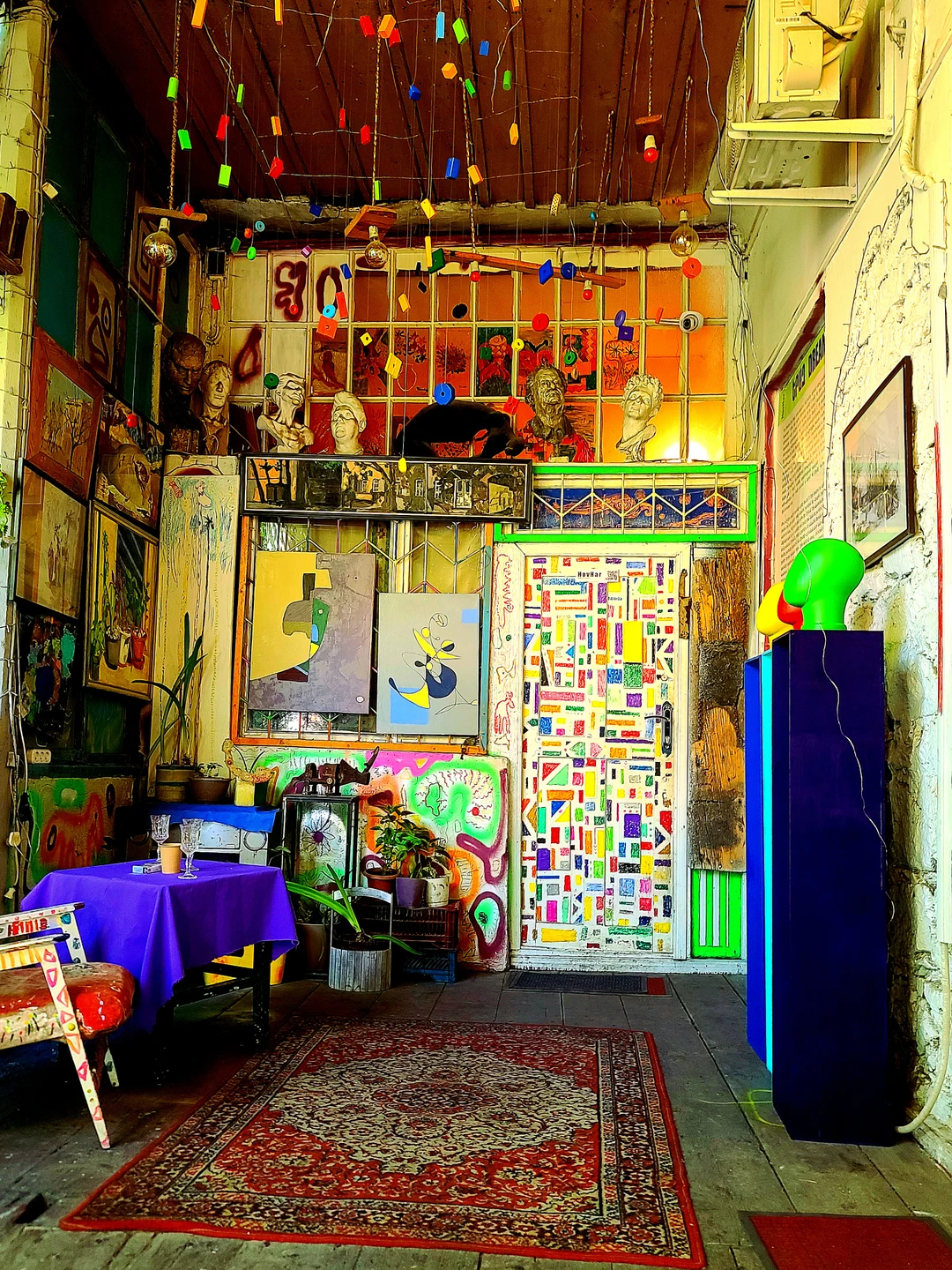 Спасибо Роланду за нетривиальный /небанальный маршрут, знакомство с метрополитеном, аутентичными двориками и архитектурой Еревана, за глубочайшие