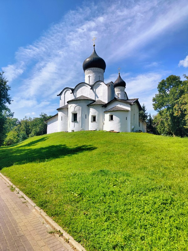 По Пскову - на электровелосипедах и автомобиле