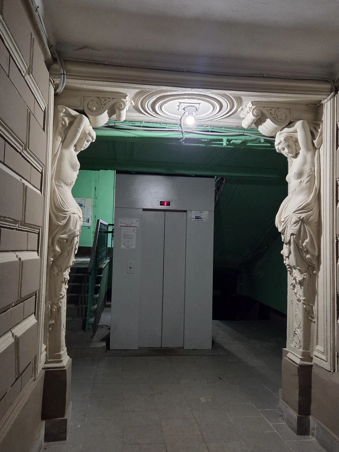 Погуляли по Литейному району, зашли в парадные и Дворец бракосочетания, оценили особняки и дроходные дома, познакомились