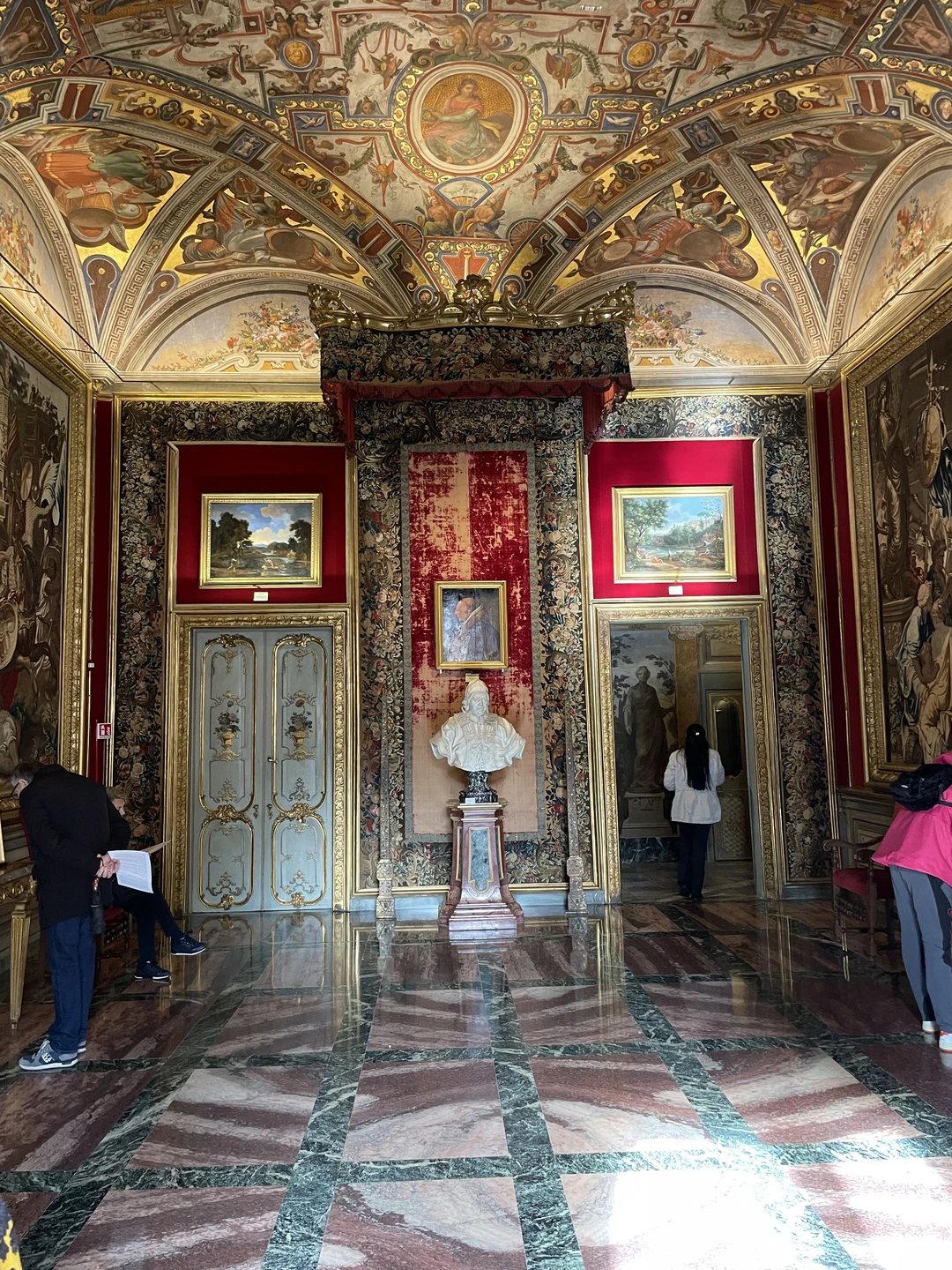 Первоначально я заказал на сайте экскурсию Нелли «Античное сердце Рима». Но очень не вовремя Рим накрыли