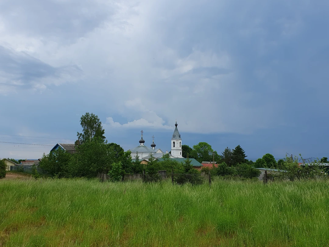 Обаятельнейший гид Александр. Интереснейший собеседник. Очень лёгкая подача материала, очень интересный рассказ. Автобус комфортабельный, катера крытые