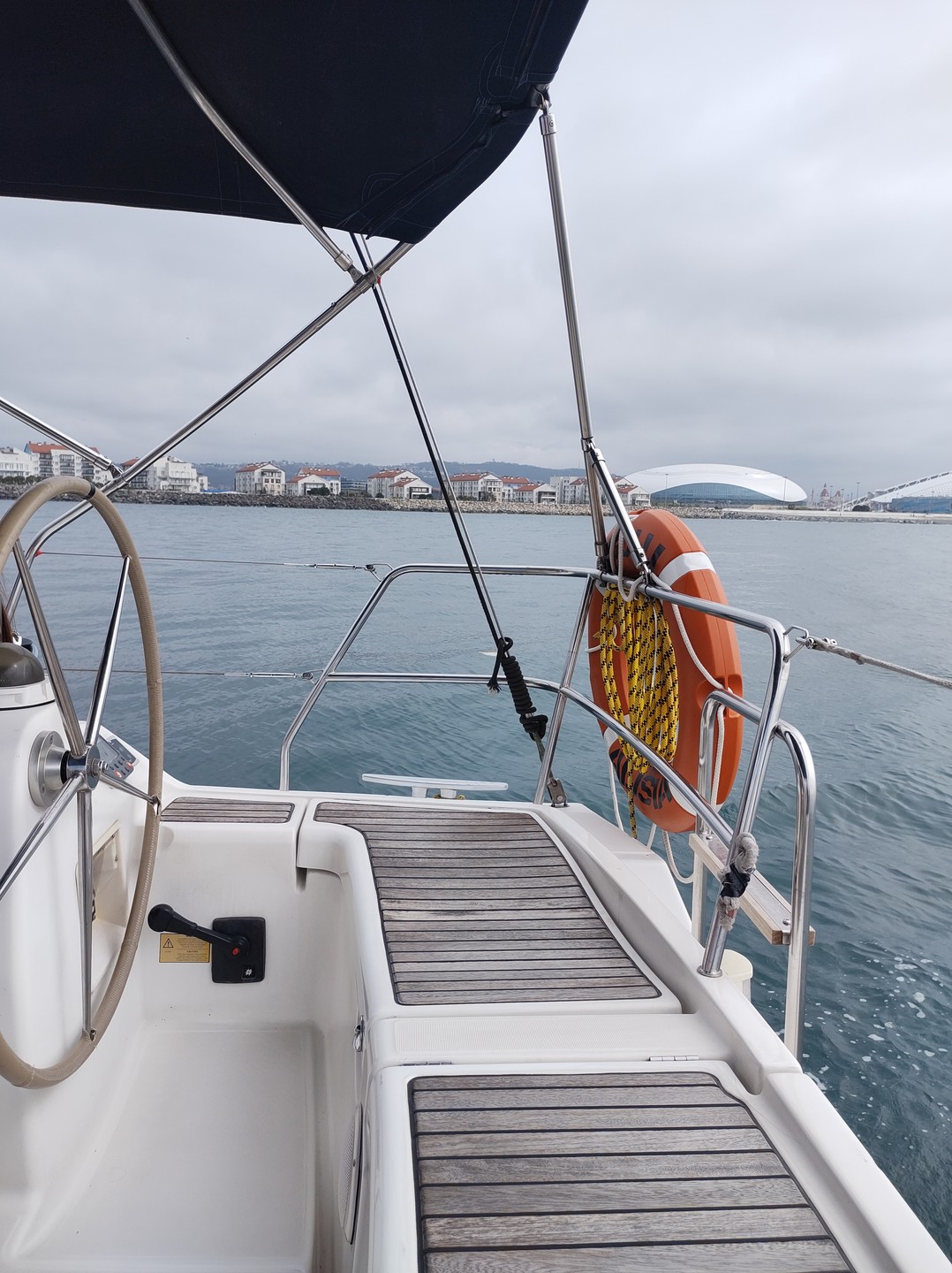 Однозначно рекомендую как приятное и познавательное мероприятие прогулку на яхте. Как только вышли из порта к