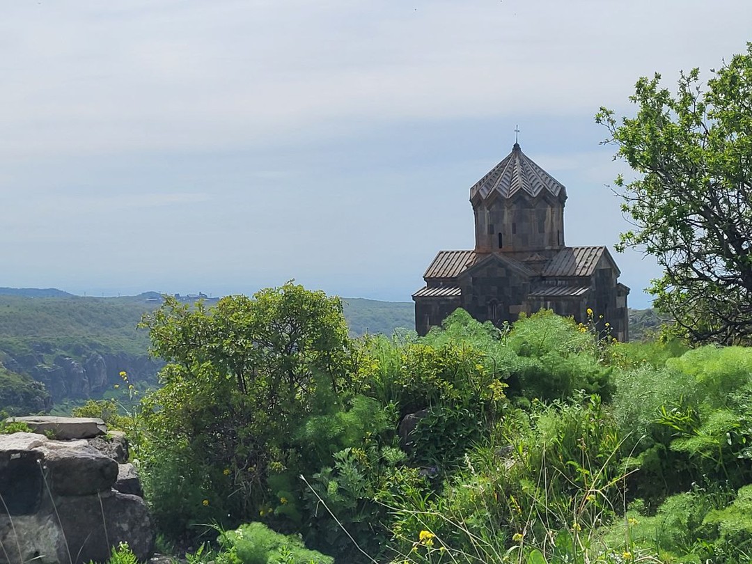 Гора Арагац и монастырь Сагмосаванк из Еревана (Кат)