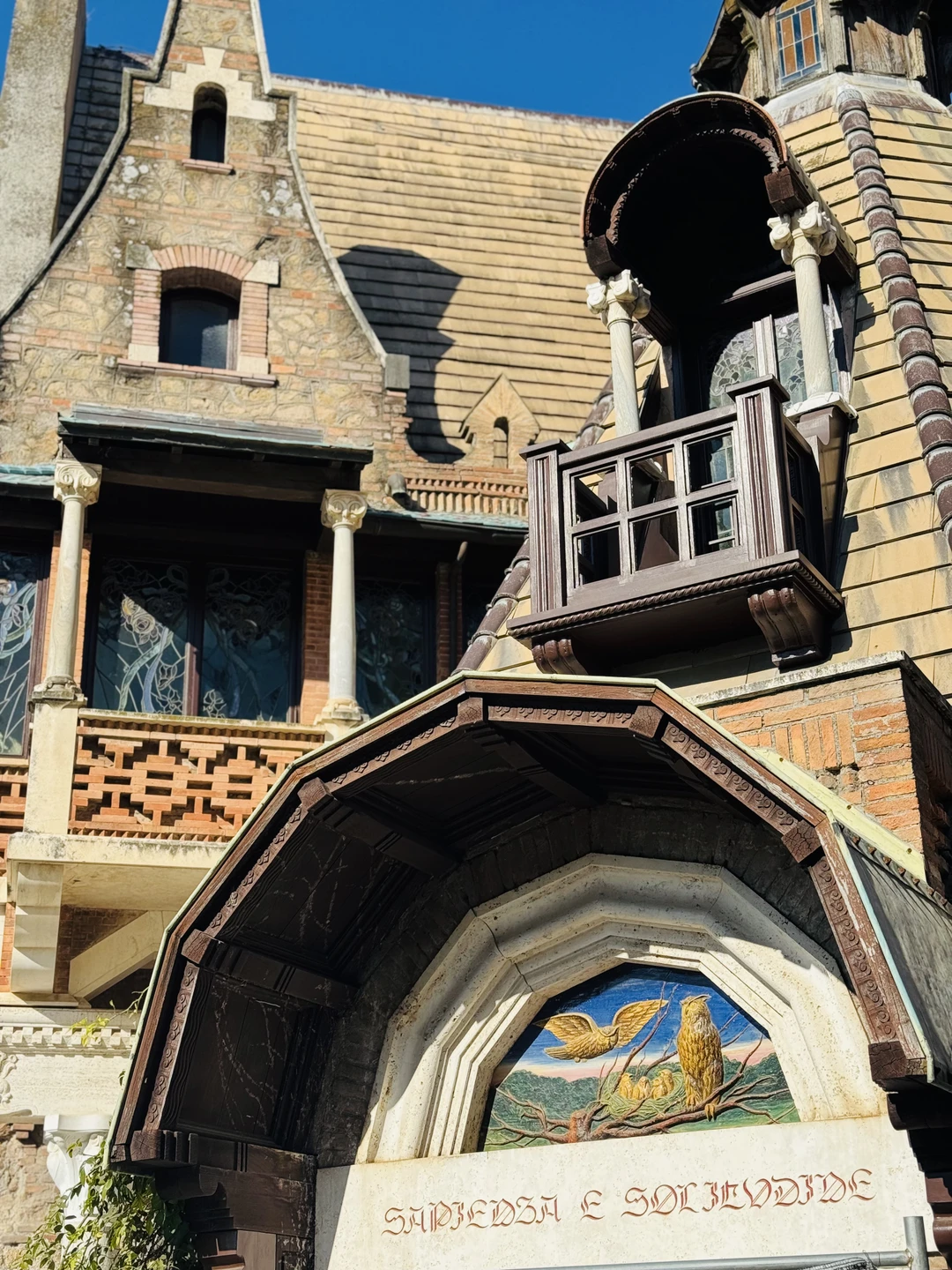 Искренне не понимаю, почему этот район не так распиарен, как Фонтан Треви, например, почему нет толп