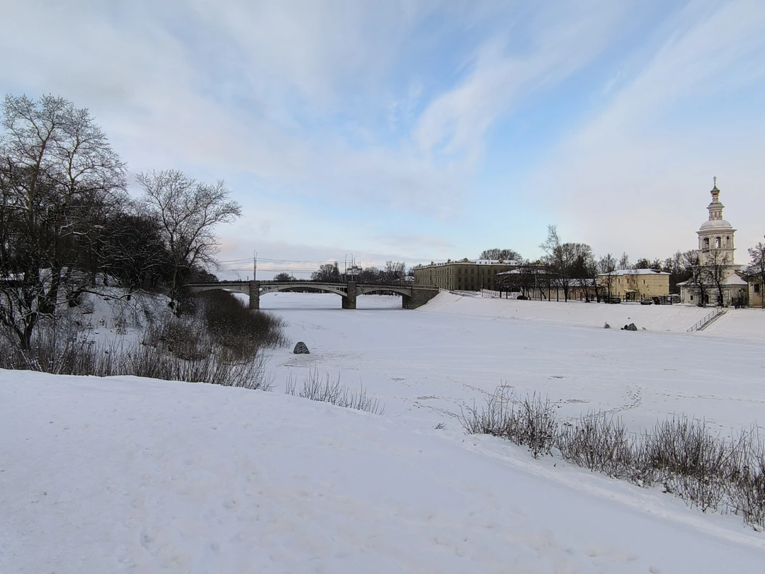 Прекрасная прогулка по исторической набережной города, с "открыточными" видами, с погружением в богатую историю Вологды. Чудесный
