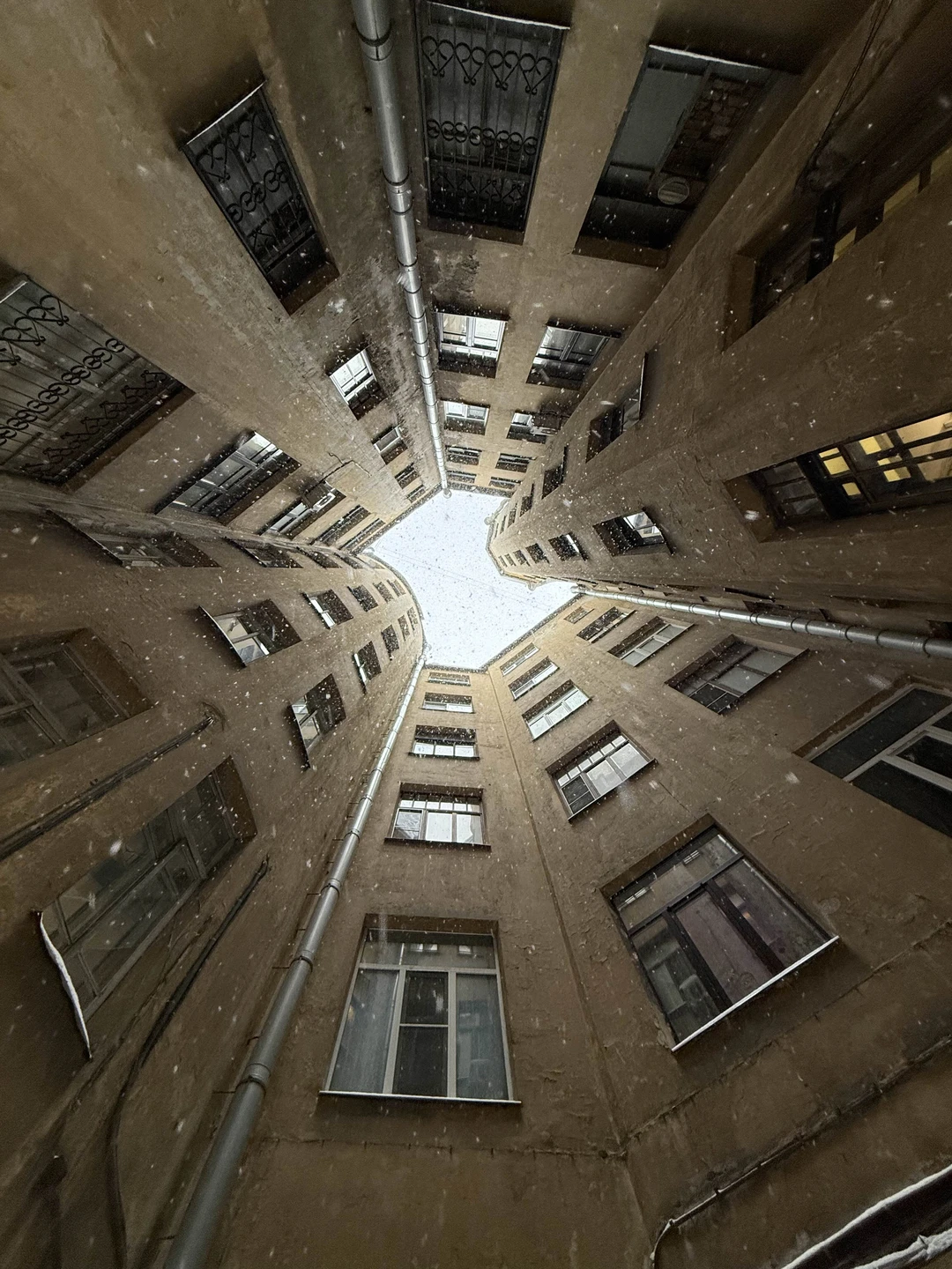 Секреты Петроградской стороны: дворы-колодцы, парадные и доходные дома (Александра)