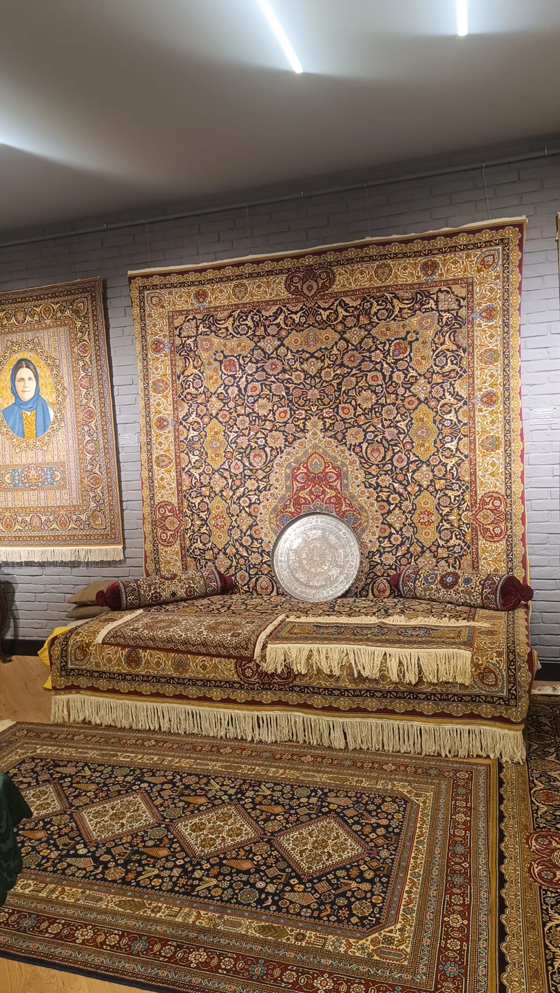 Совершенно не разбираюсь в коврах, но это не важно: музей классный, Нармина тоже, истории о них