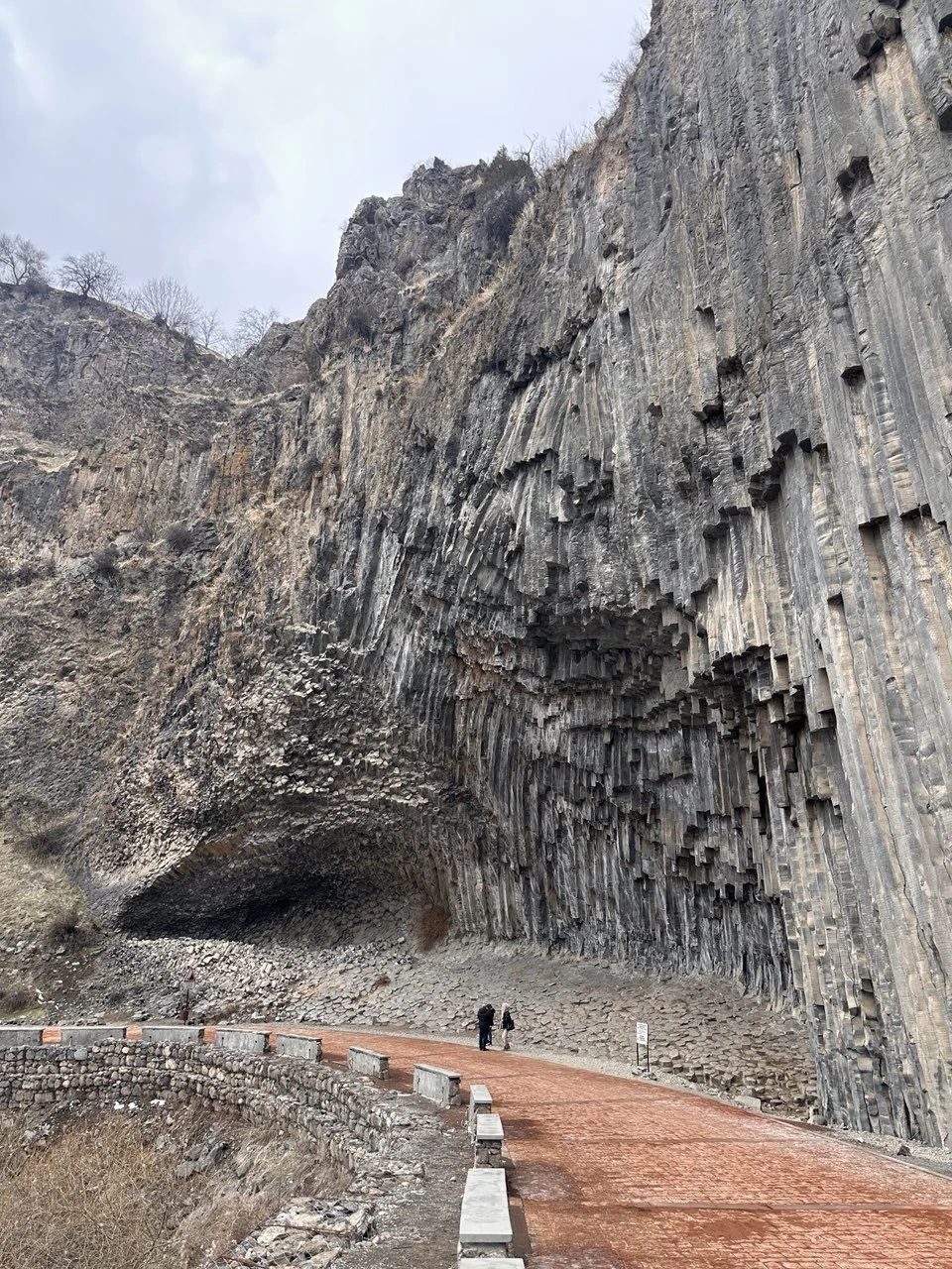 У нас было не очень много времени, но хотелось посмотреть интересные места за пределами Еревана, поэтому