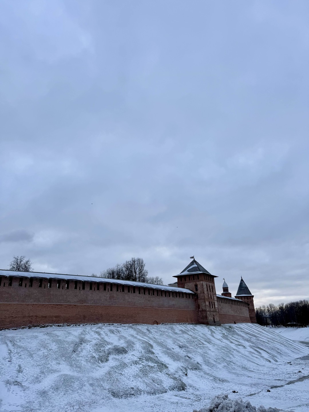 Рекомендую! Очень познавательная экскурсия, у Юрия великолепный стиль подачи, чувство юмора и кругозор. 2 часа пролетели на одном дыхании