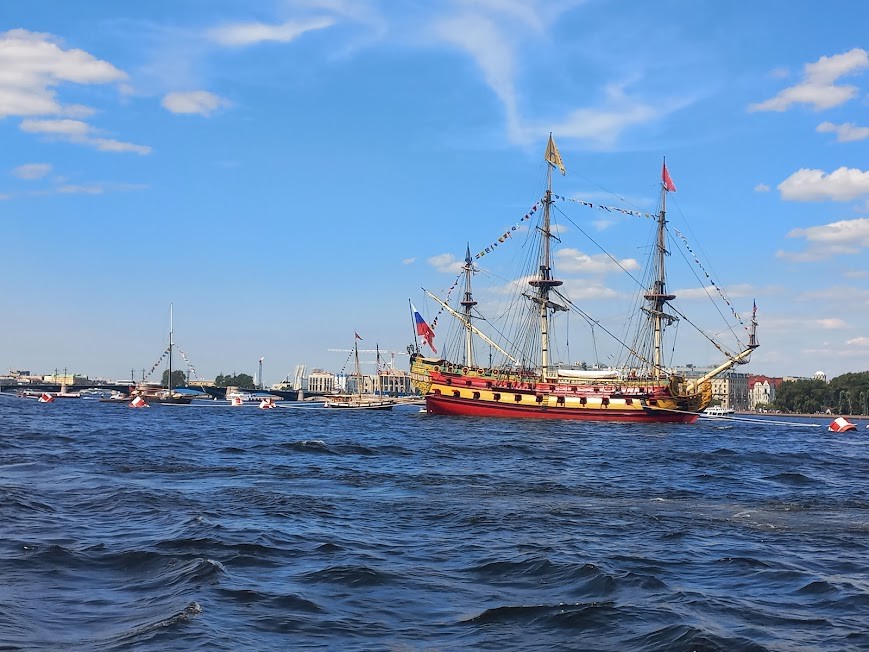 Уже не в первый раз приводим друзей к Андрею на экскурсии, а эта у него новая в этом году на новом катере)))