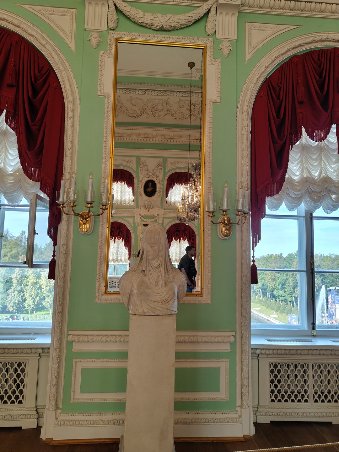 К фонтанам Петергофа - на комфортабельном автомобиле с личным гидом (Мария)