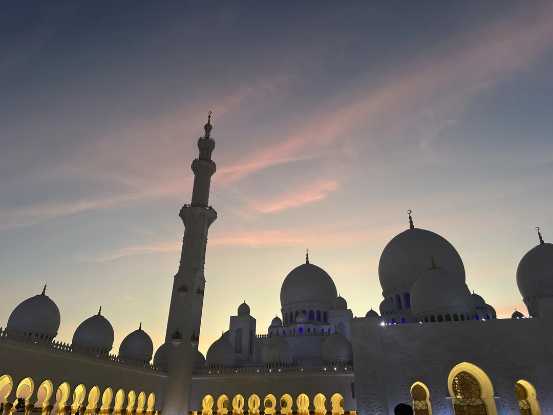 Недавно побывали на индивидуальной экскурсии в Абу-Даби с экскурсоводом Азамом, и она оставила очень приятные впечатления