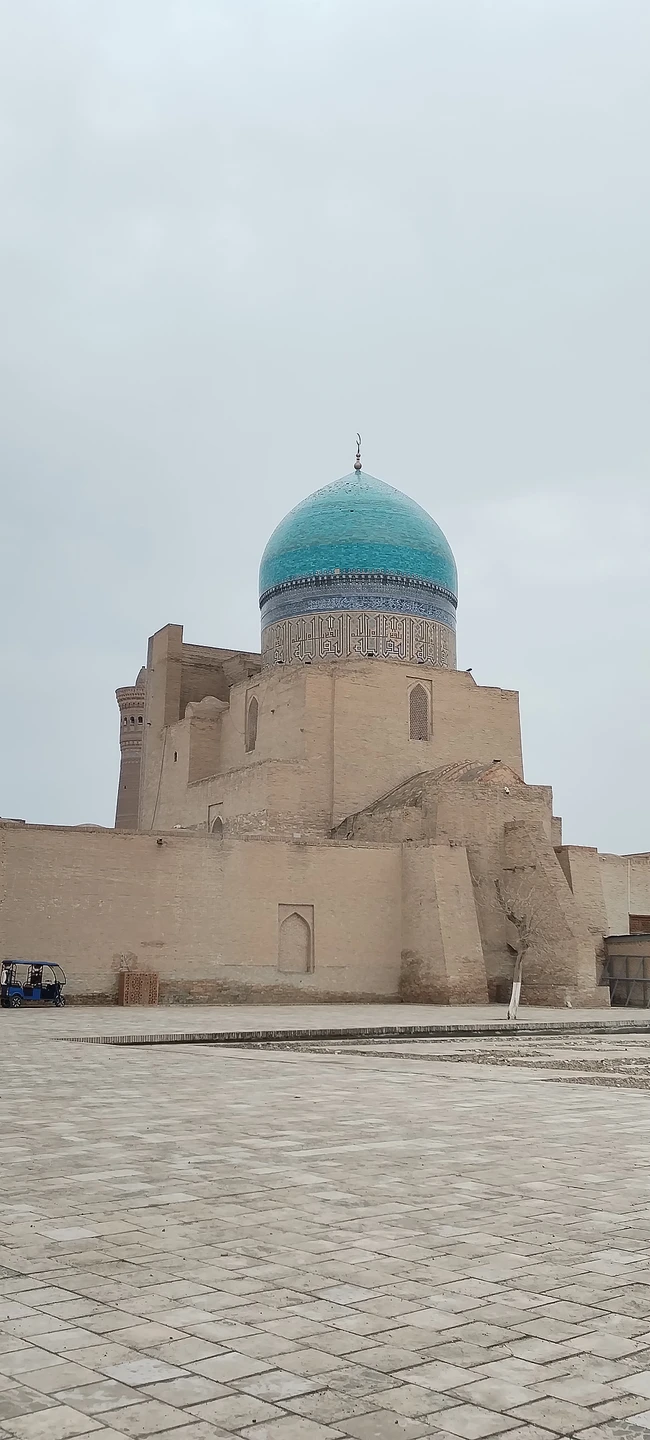 Спасибо большое Наргизе, что познакомила нас с традициями тогда и сейчас, рассказала и показала интересные уголки в древнем ансамбле Бухары