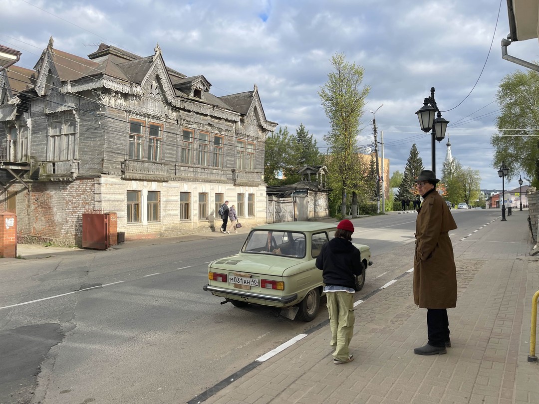 Евгений мне просто экскурсовод и историк влюблённый в свой город, он настоящий актёр!