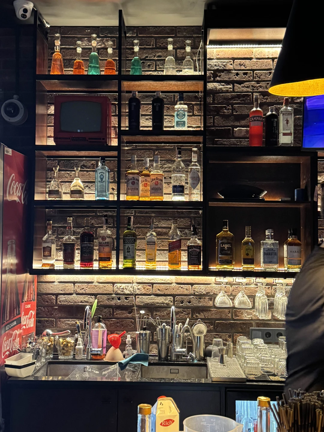 Все прошло отлично, очень классные атмосферные бары, контингент везде разный, но все было прилично!