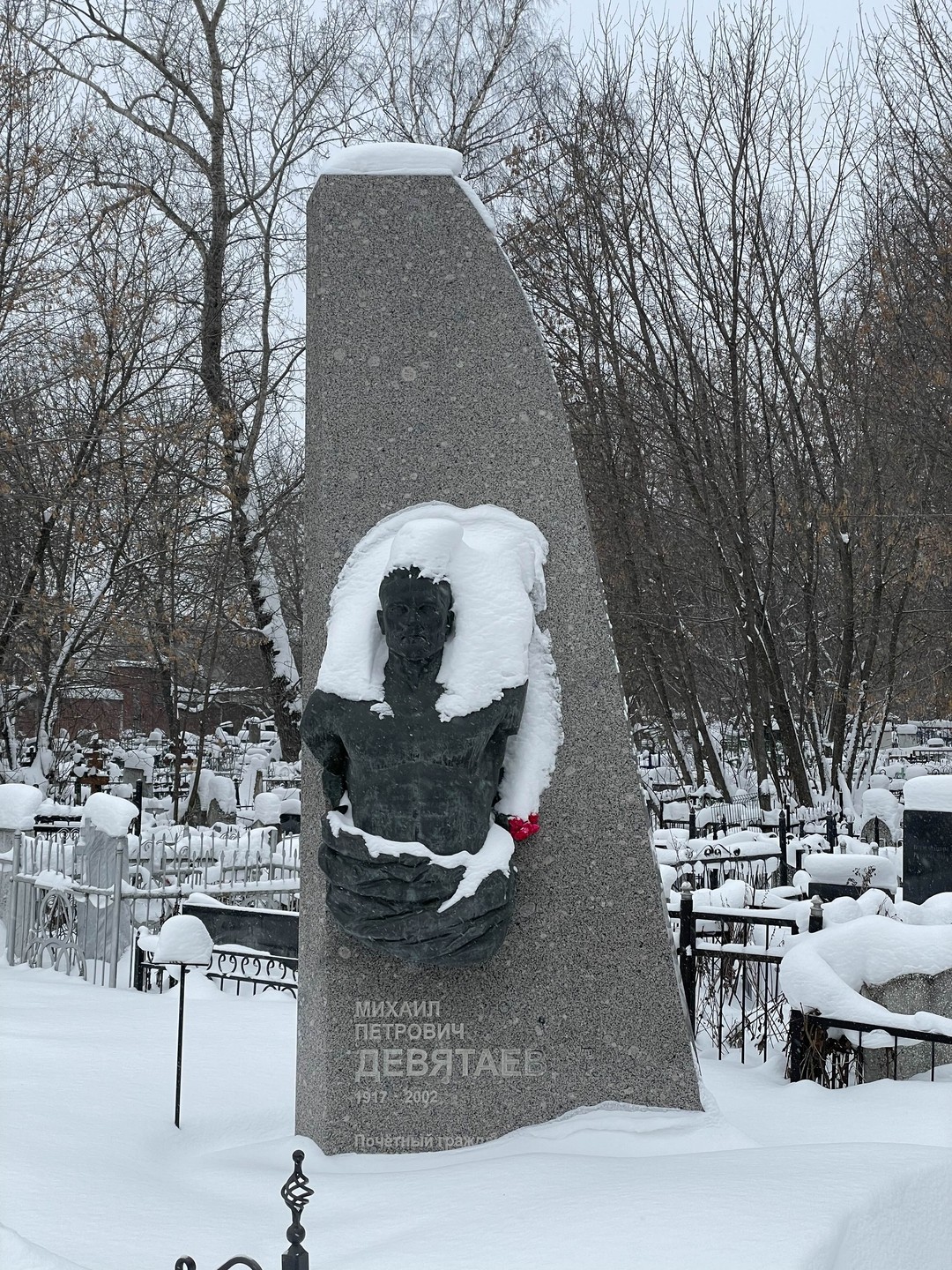 Спасибо Олегу за увлекательную экскурсию в кладбище. Олег очень начитан, чувствуется высшая школа и ученая степень