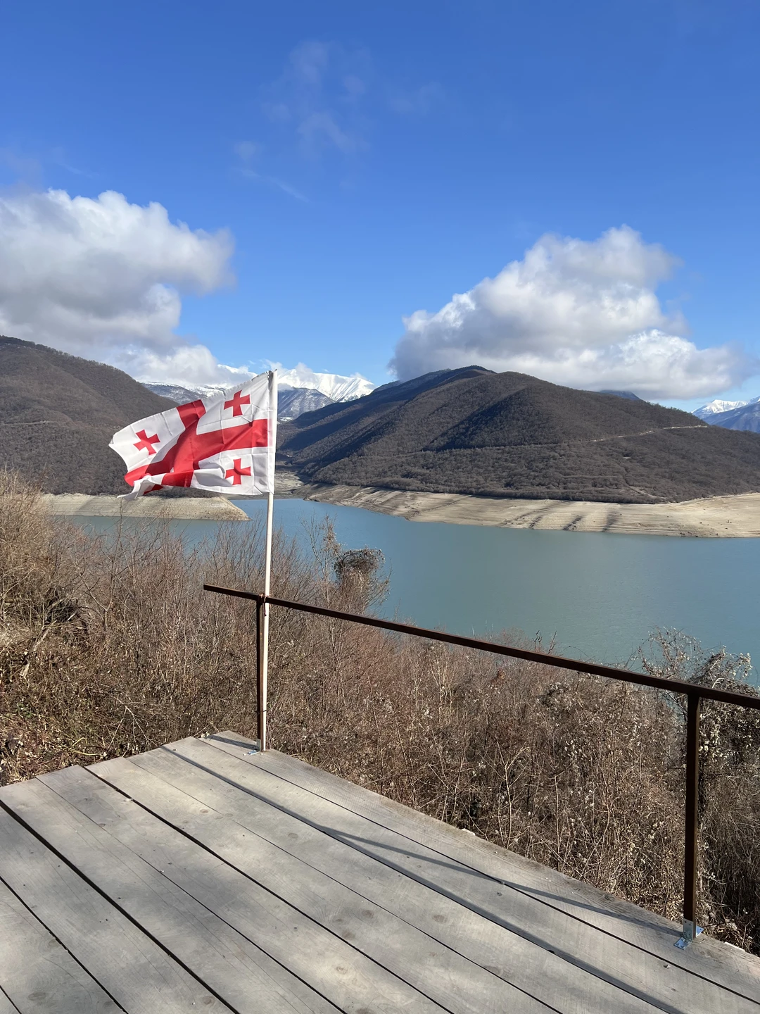 Экскурсия началась вовремя, место встречи легко найти. Гид Зура виртуозно рассказывал на русском и английском языках