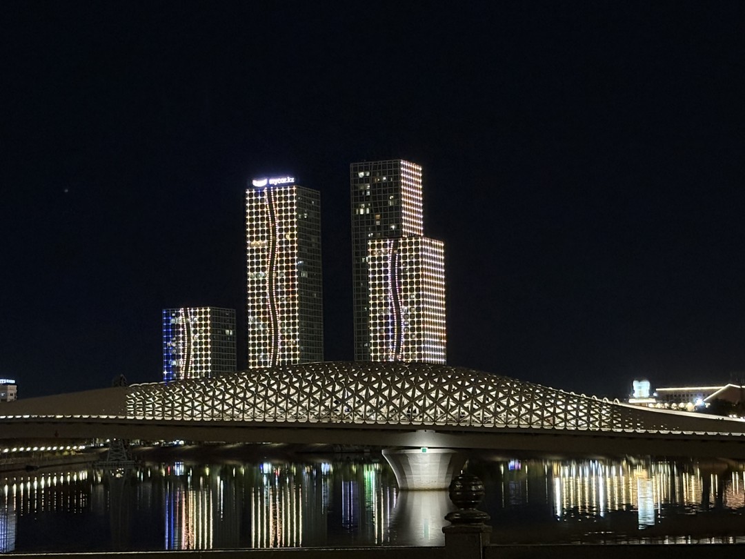 Смотрели с Жанар вечернюю Астану! С прекрасной подачей материала, еще больше влюбляешься в этот город! Рассказывает