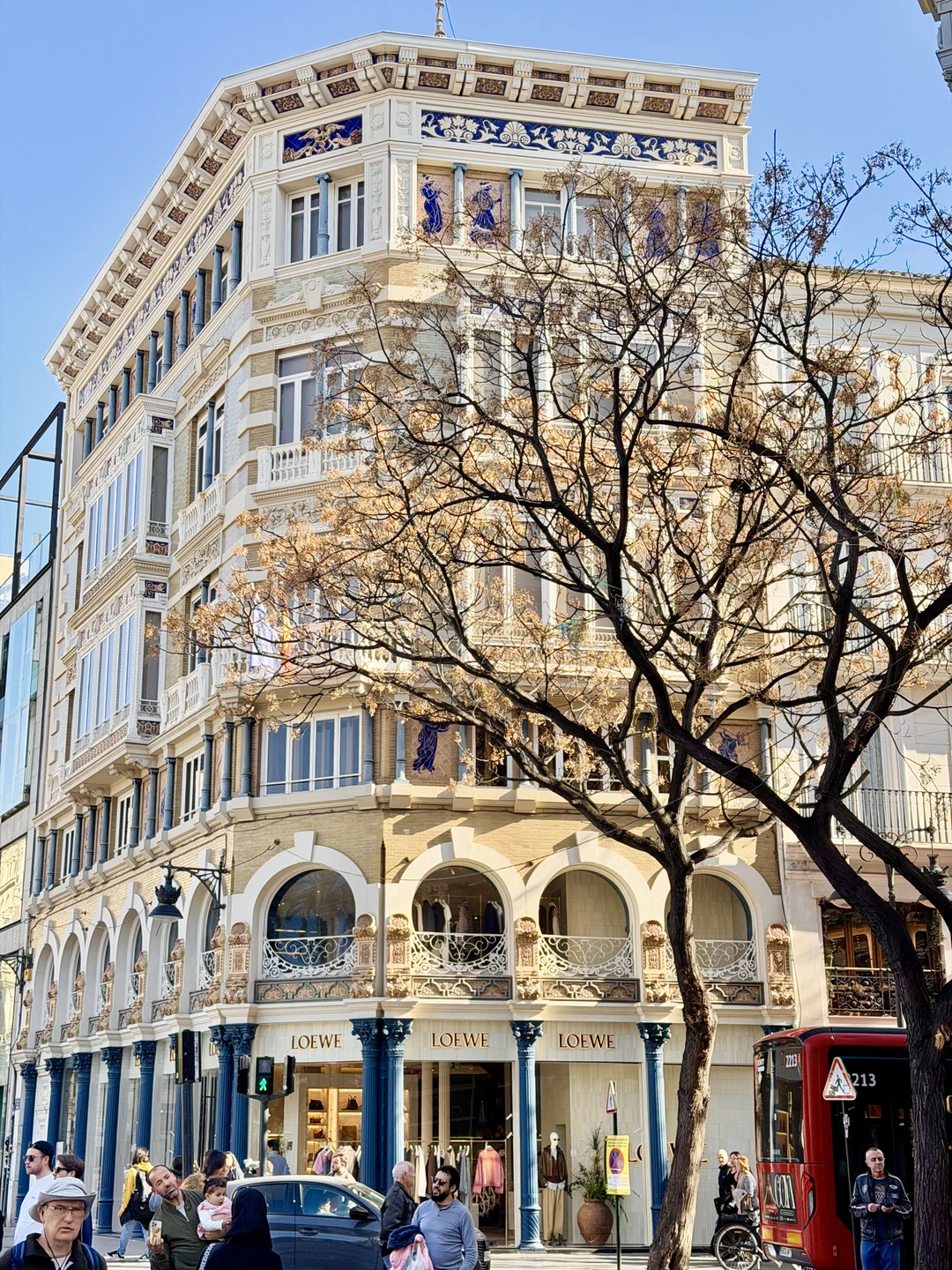 У нас была совершенно замечательная экскурсия с гидом Яной. Она постаралась максимально адаптировать программу под наши