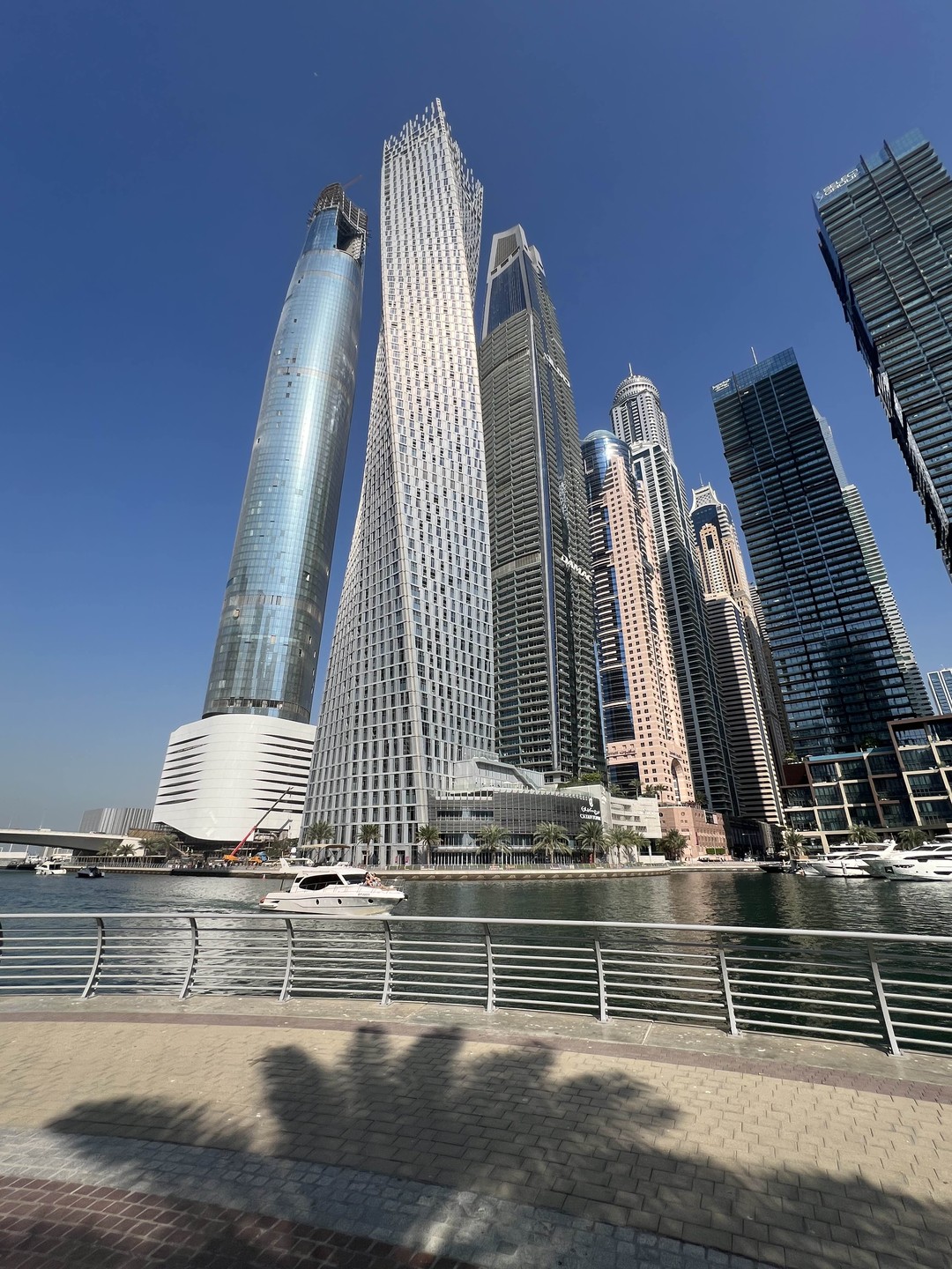 Спасибо огромное Кириллу за обзорную экскурсию по Дубаю. Немного устали, но оно того стоило. Много узнали