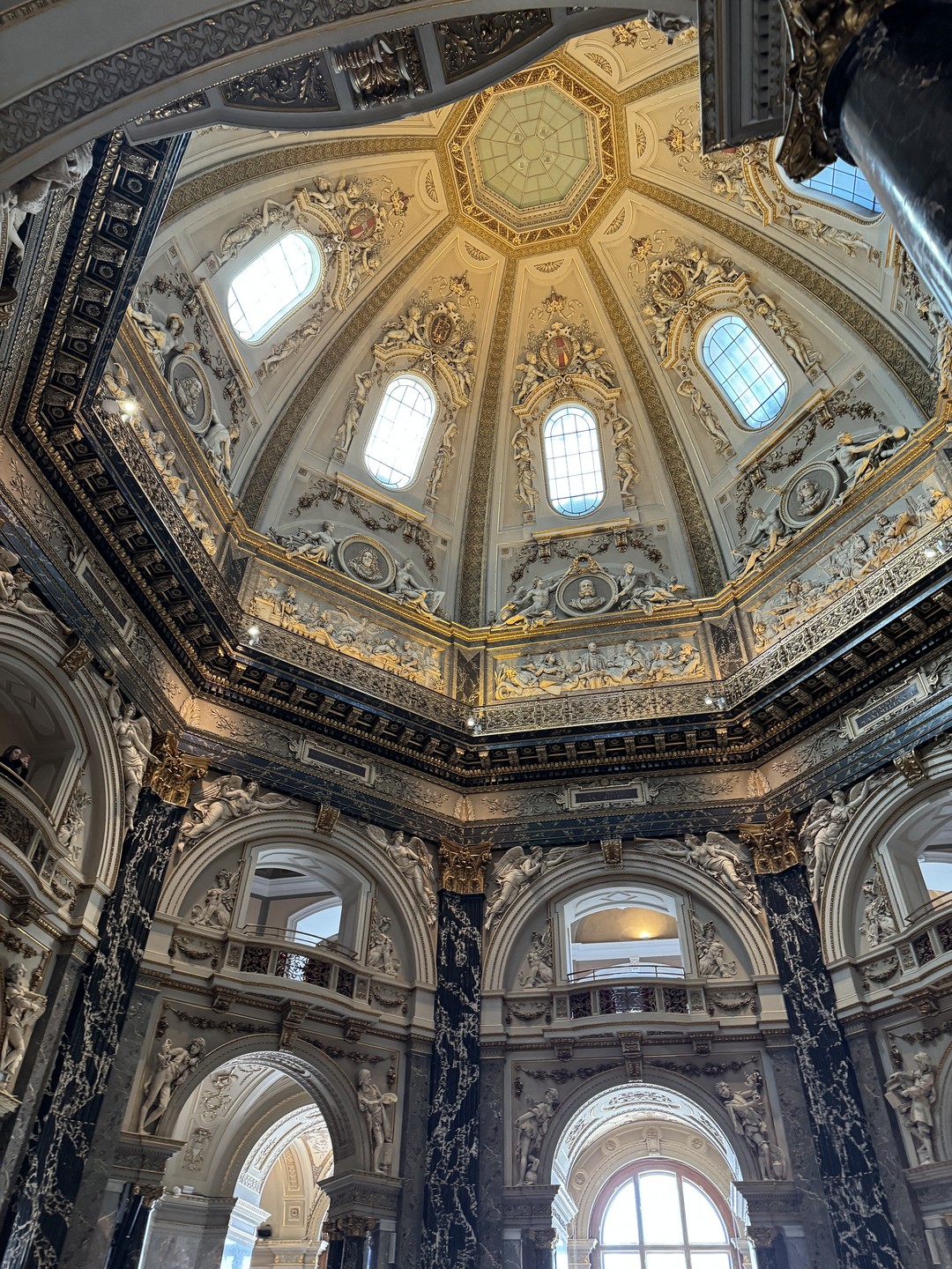 Необычный и интересный способ поговорить об искусстве! Умно, изящно, кое-где с огоньком. Юле удалось вовлечь в