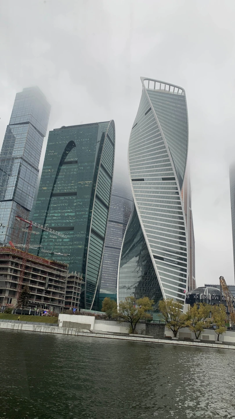 На трамвайчике очень комфортно, в сырую погоду, в тепле все посмотреть в сопровождении Елены, замечательная идея👍🏻интересно