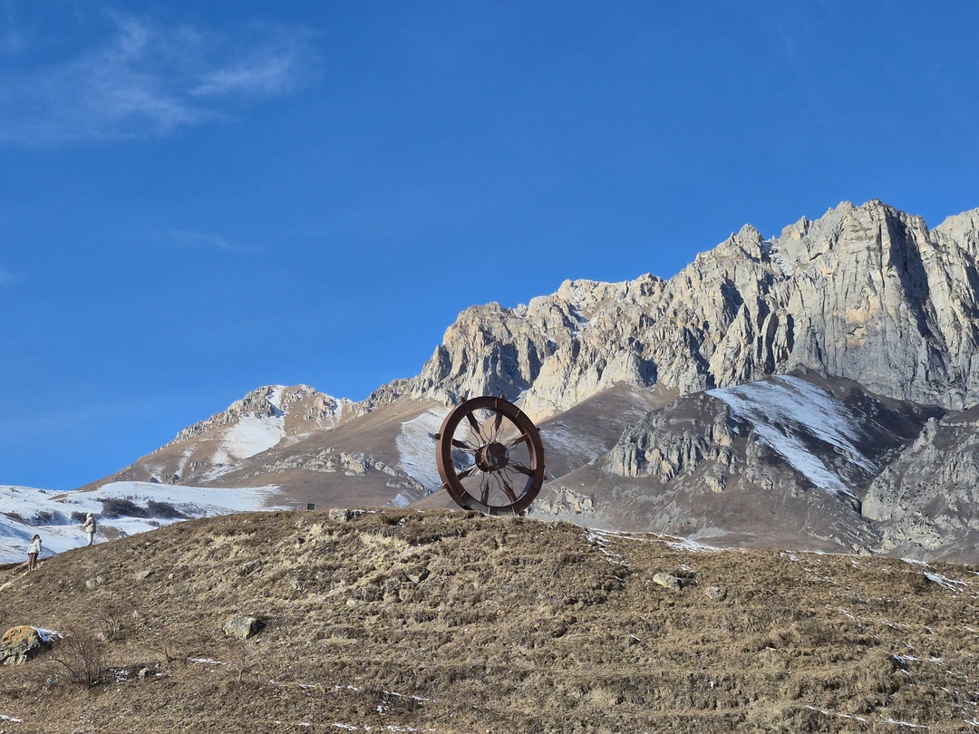 Отправились на экскурсию 5 января 2026. Нашим экскурсоводом был Ислам. Всё очень понравилось: и маршрут, и погода в Осетии, и сам Ислам!