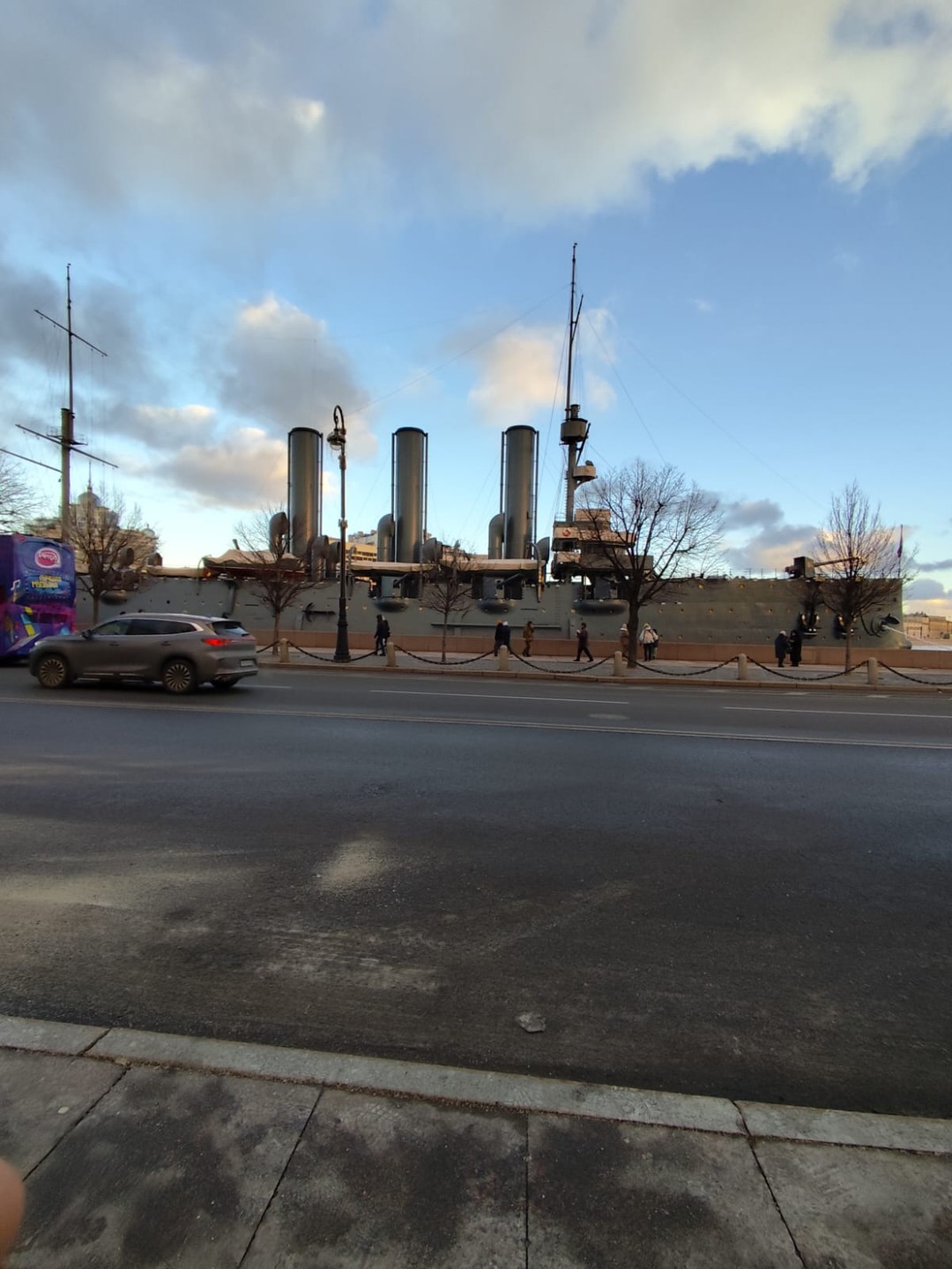 Было всё классно, Дмитрий очень интересно рассказывал про город и достопримечательности, было весело и познавательно, интересно и приятно слушать.